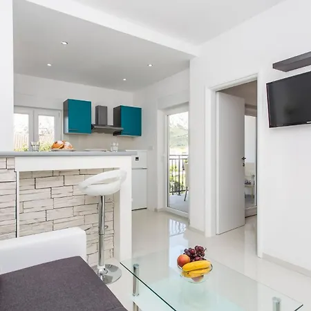 Bernardeta 1 3* Baška